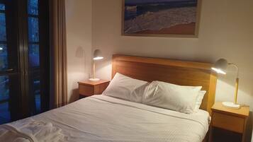 Bush Spa Cottage | Premium bedding, soundproofing, iron/ironing board, free WiFi