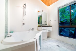 Bush Spa Cottage | Bathroom | Free toiletries, hair dryer, towels, soap - Wanderers Retreat Port Stephens (Boat Harbour)