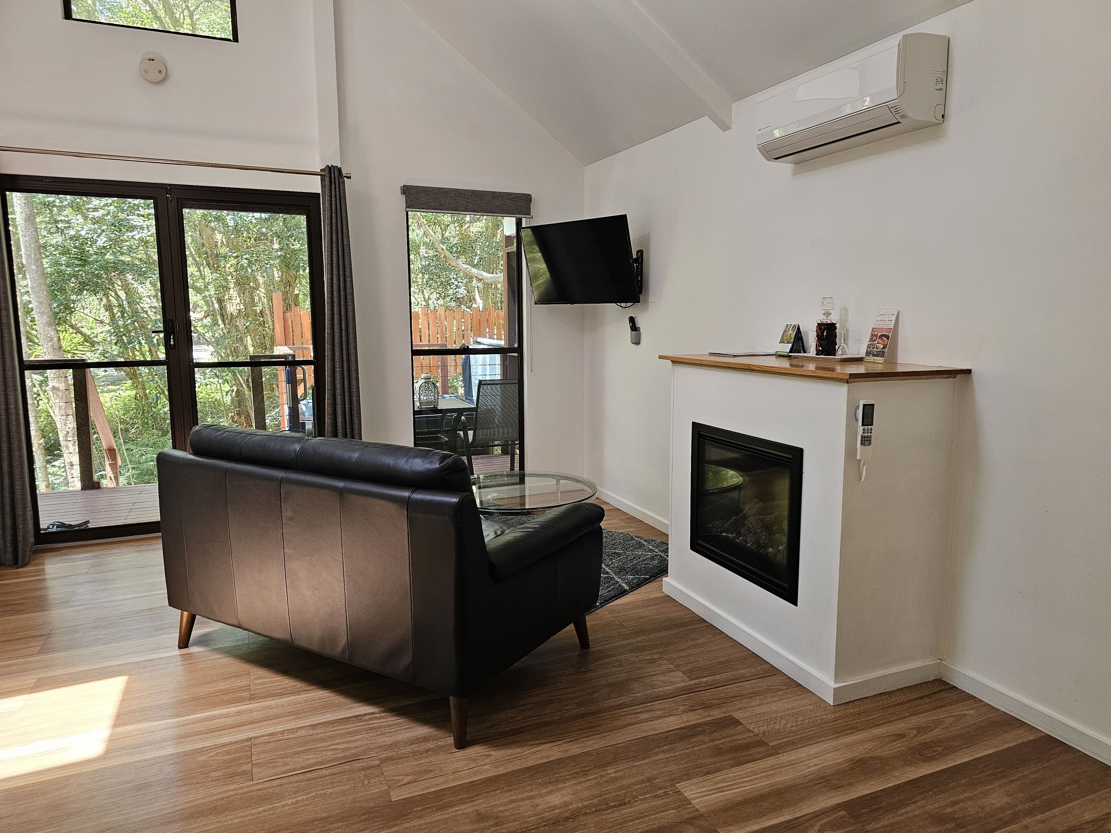 Premium Studio Suite, 1 Queen Bed, Non Smoking, Garden View | Living area