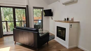 Premium Studio Suite, 1 Queen Bed, Non Smoking, Garden View | Living area