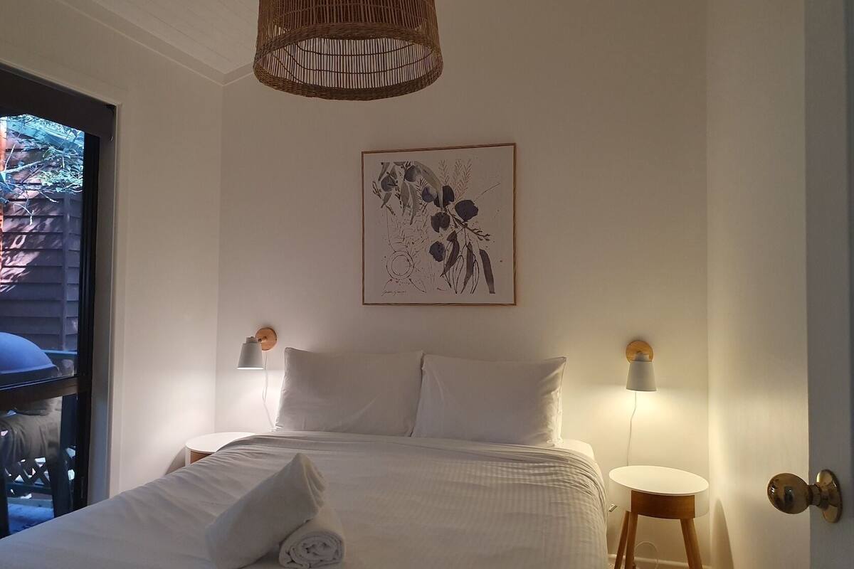Premium bedding, soundproofing, iron/ironing board, free WiFi