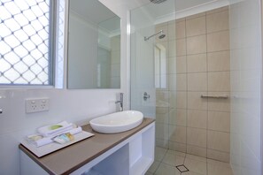Standardzimmer, Poolblick | Badezimmer