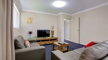 Apartament, 4 dormitoris, cuina | Sala d'estar | Televisor de pantalla plana de 42 polzades amb canals digitals