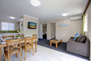 Desk, blackout curtains, soundproofing, iron/ironing board - Beachpark Apartments (Coffs Harbour)