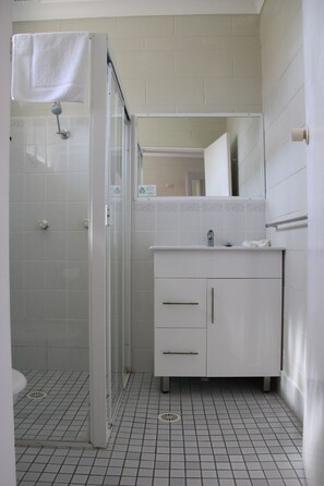 Medium Family Room (2 Double and 2 Single Bed) | Bathroom | Shower, hair dryer, towels - Central Coast Motel (Wyong)