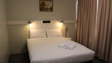 Standard Queen Room | 1 bedroom, desk, iron/ironing board, free WiFi