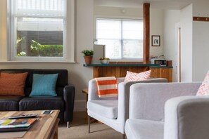 Apartment, Gartenblick | Wohnzimmer | Fernseher, DVD-Player