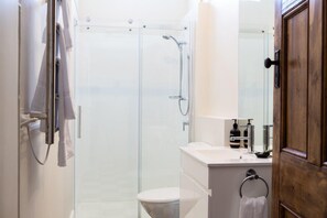 Apartamento, 2 quartos, sacada | Banheiro | Secador de cabelo, toalhas de banho
