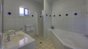 Suite Deluxe, 1 chambre, non-fumeur (Deluxe King) | Salle de bain | Douche, articles de toilette (gratuits), séchoir à cheveux