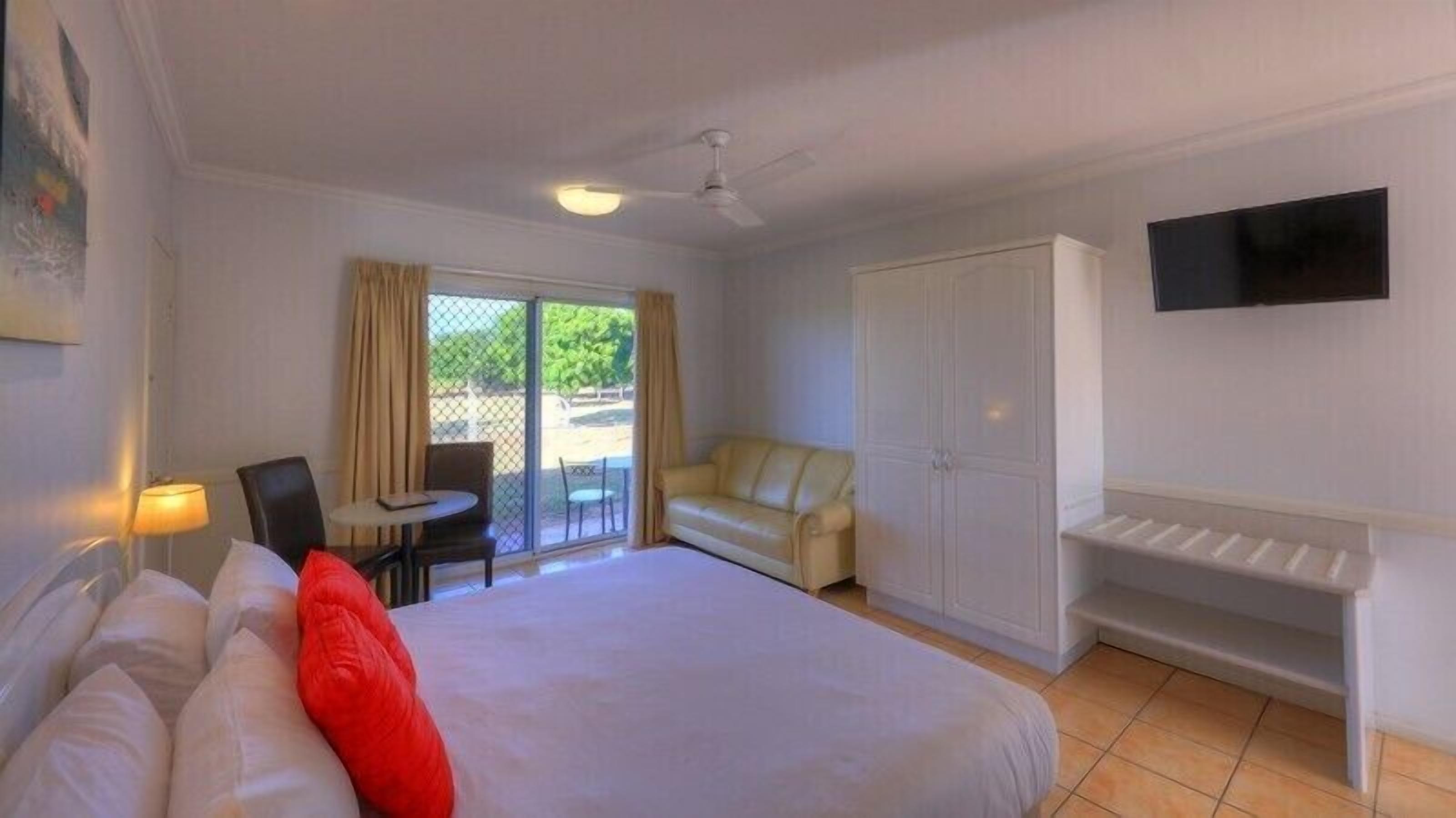 Deluxe Suite, 1 Bedroom, Non Smoking (Deluxe King) | Iron/ironing board, free WiFi, bed sheets