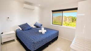 Iron/ironing board, free WiFi, bed sheets - Heritage Lodge Motel (Richmond Hill)