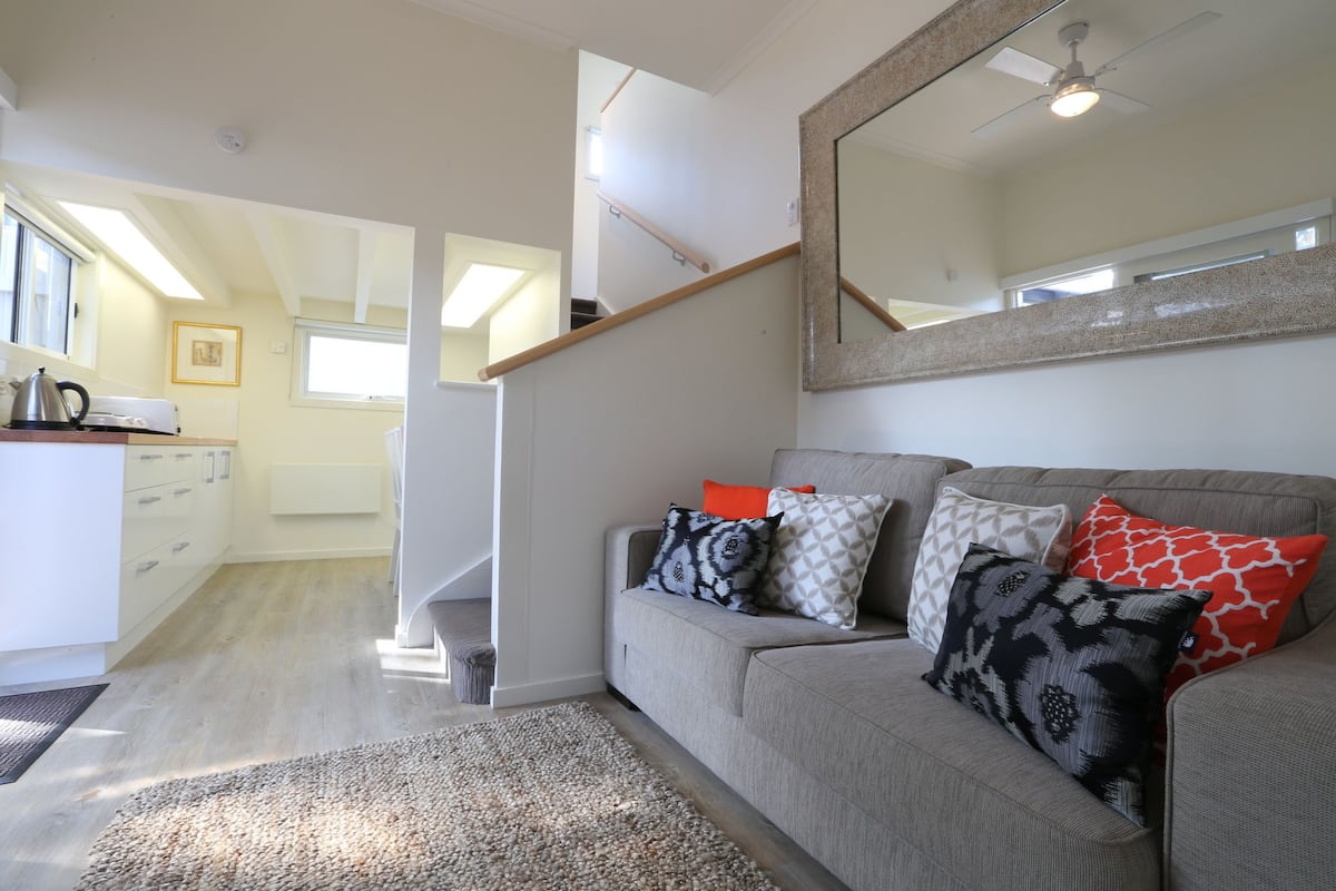 Estudio familiar, 3 habitaciones, cocineta, en el área del patio | Área de sala de estar | Televisión