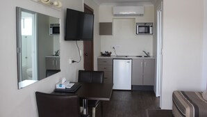 Phòng Deluxe, không hút thuốc, bếp nhỏ (Deluxe Twin) | Bàn ủi/dụng cụ ủi quần áo, truy cập Internet không dây miễn phí 