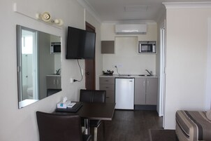 Deluxe-Zimmer, Nichtraucher, Kochnische (Deluxe Twin) | Bügeleisen/Bügelbrett, Reisekinderbett, Zustellbetten, kostenloses WLAN