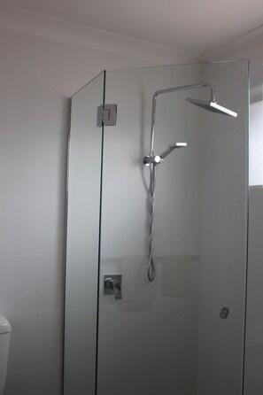Produtos de toalete grátis, secador de cabelo, toalhas de banho 