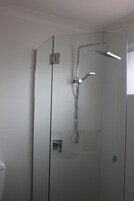 Set di cortesia gratuito, asciugacapelli, asciugamani, sapone