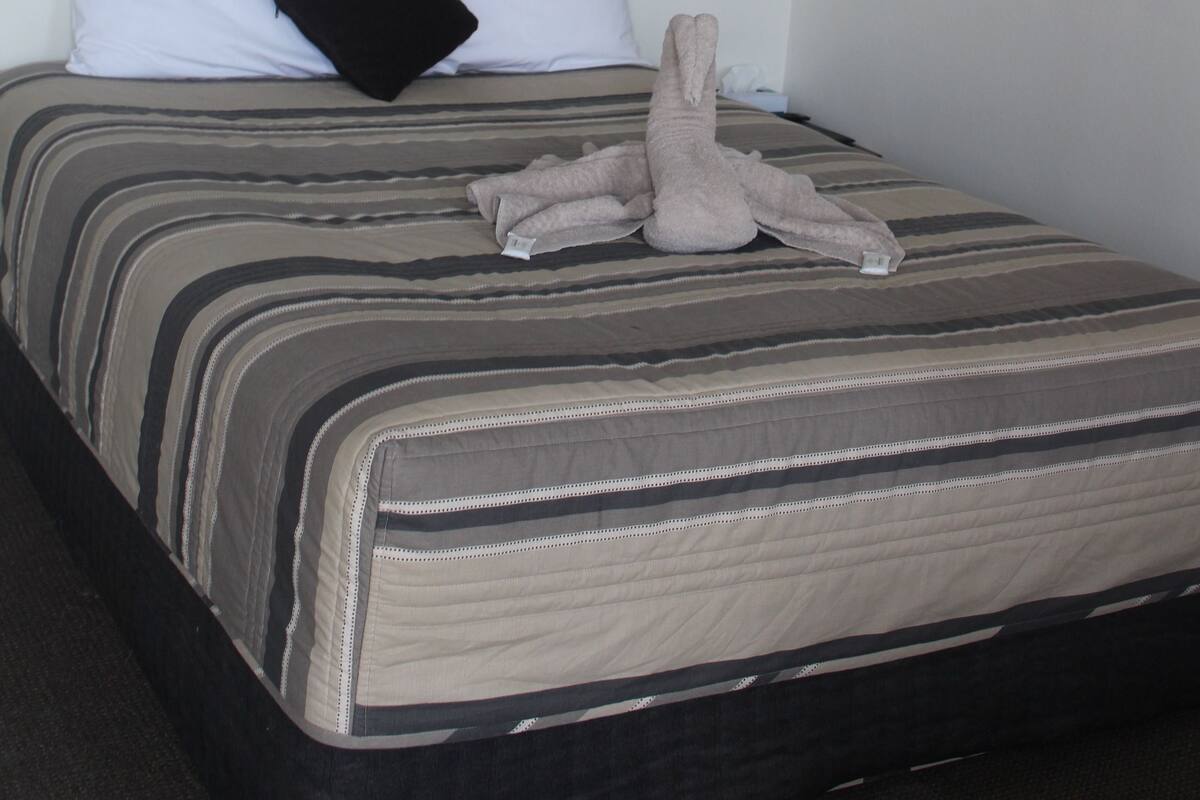 Deluxe tweepersoonskamer, 1 queensize bed, rolstoeltoegankelijke douche, niet-roken | Een strijkplank/strijkijzer, gratis wifi, beddengoed