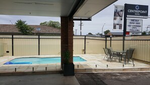Hồ bơi ngoài trời, ghế dài tắm nắng 