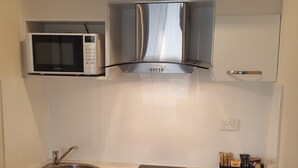 Tủ lạnh nhỏ, lò vi sóng, bếp nấu, ấm điện 