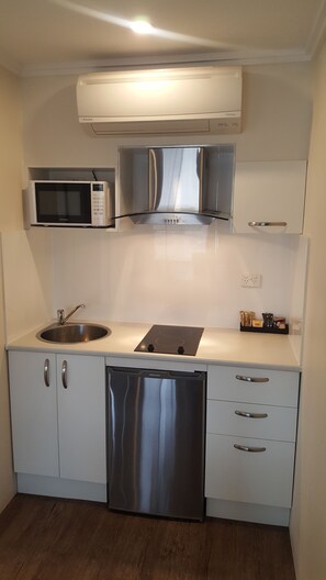 Mini-Kühlschrank, Mikrowelle, Herdplatte, Wasserkocher