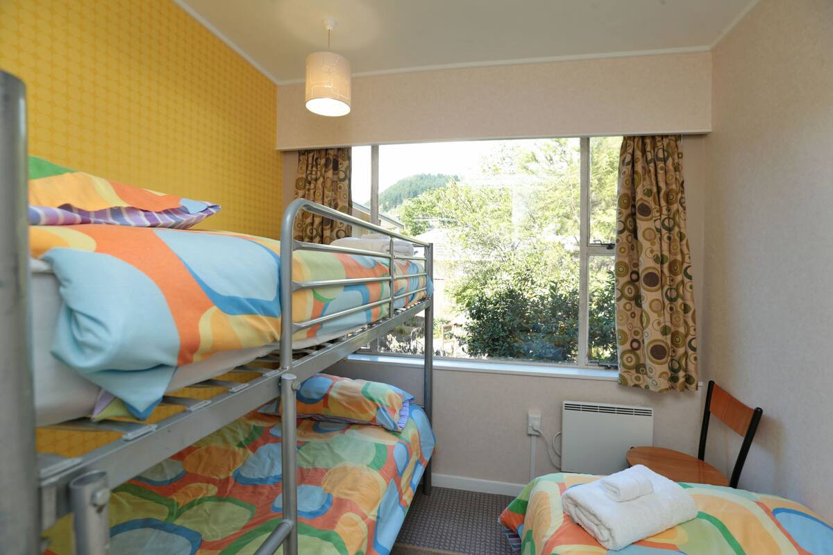 Gemeinsamer Standard-Schlafsaal, Gemeinschaftsbad (Small Triple Room)