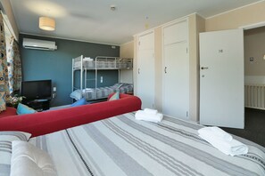Standard-Suite, 1 Schlafzimmer, Nichtraucher, Gemeinschaftsbad (furnished room) | Ausblick vom Zimmer