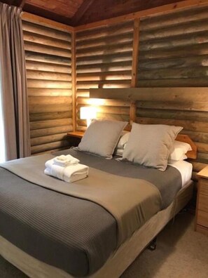 Premium bedding, iron/ironing board, cribs/infant beds, rollaway beds - Ti-Tree Village (Ocean Grove)