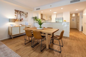 Apartment, 3 Bedrooms, Pool View | In-room dining
