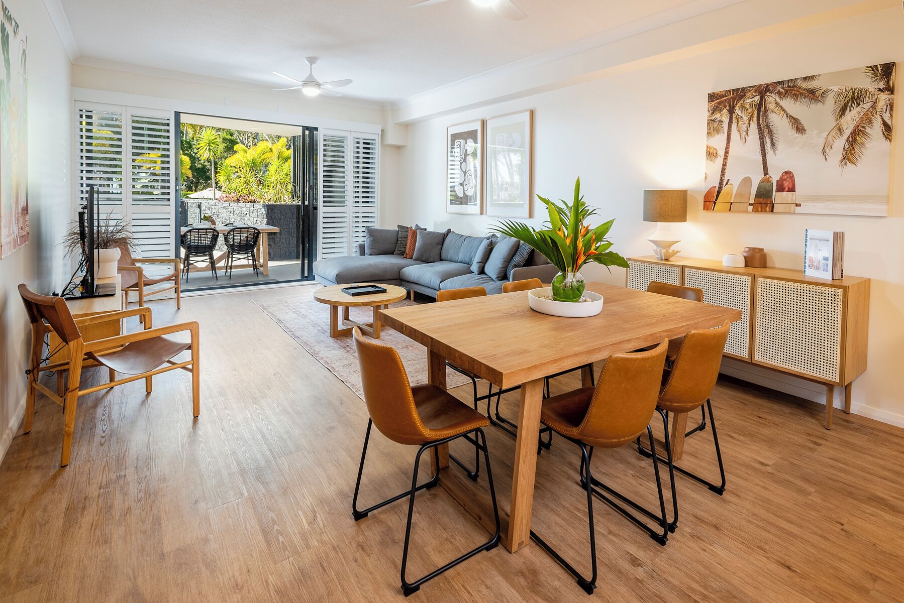 تلفزيون بحجم 42-بوصة يعرض قنوات تلفزيونية رقمية، مشغل دي في دي