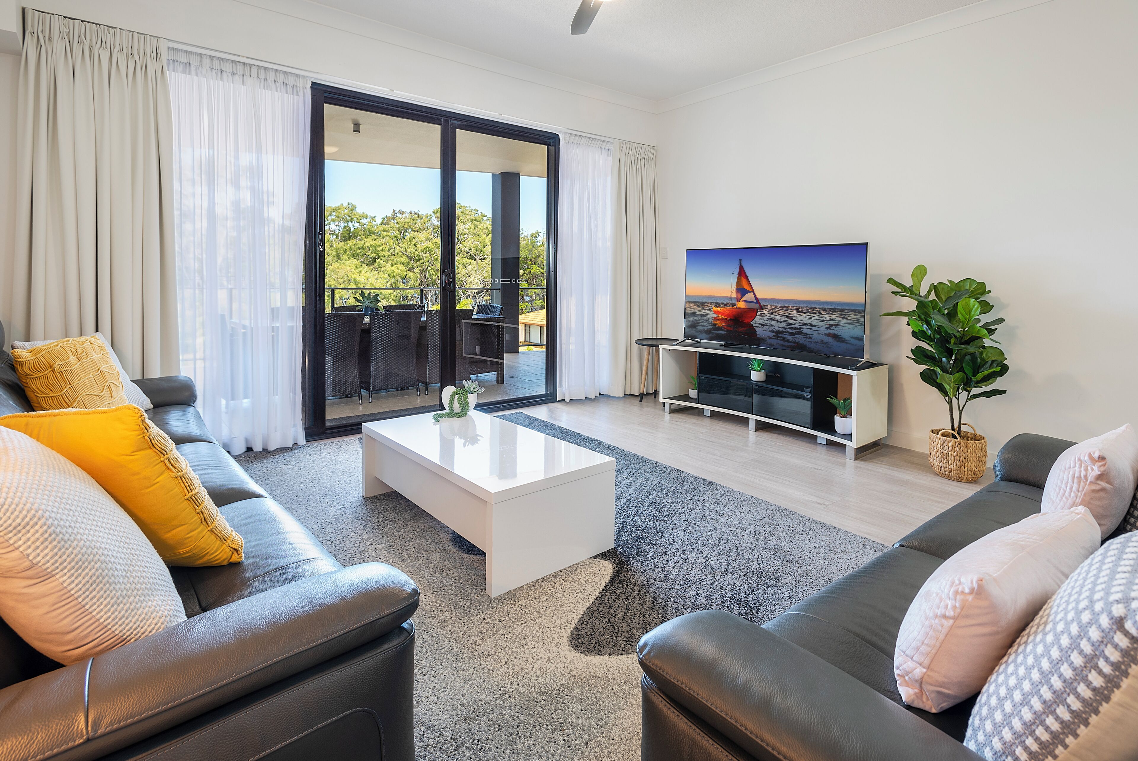 Yksilöllisesti sisustettu, yksilöllisesti kalustettu, pimennysverhot