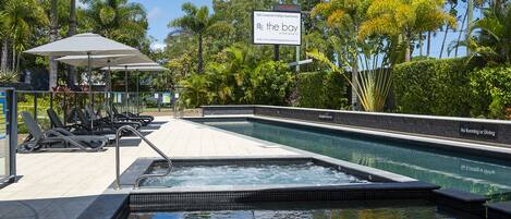Una piscina al aire libre, una piscina climatizada, sombrillas, tumbonas