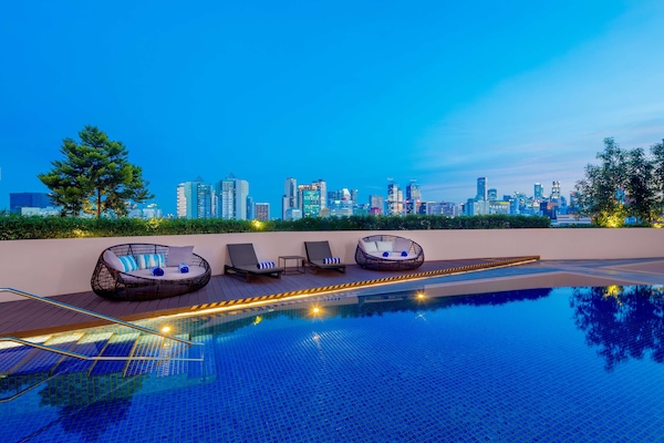 Una piscina al aire libre