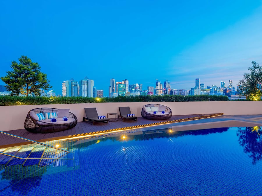 Una piscina al aire libre