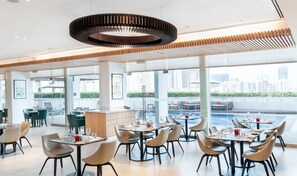 Se sirven desayunos y cocina internacional, con vista a la piscina 