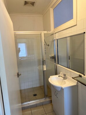 Chambre familiale, non-fumeur | Salle de bain | Séchoir à cheveux, serviettes fournies