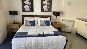 Standard Room, Non Smoking (Queen Room) | Blackout drapes, soundproofing, free WiFi, bed sheets