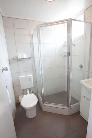 Standard Room, Non Smoking (Queen Room) | Bathroom shower - The Esplanade Motel (Lakes Entrance)