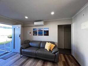 Standard Suite, 2 Bedrooms, Non Smoking (Ground Floor) | Ruang tamu | TV skrin rata 
