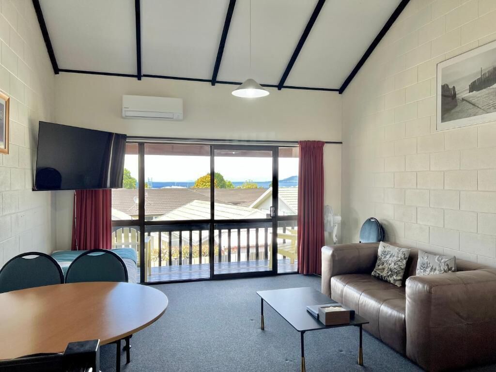 Lake View Two-bedroom Apartment | Living area