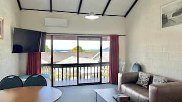 Suite estándar, 2 habitaciones, no fumadores (2 Storey 7pax) | Zona de estar | Una televisión de pantalla plana