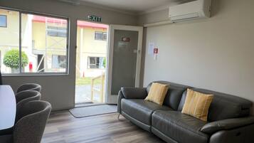 Suite estándar, 2 habitaciones, no fumadores (Ground Floor) | Zona de estar | Una televisión de pantalla plana