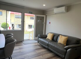 Suite estándar, 2 habitaciones, no fumadores (Ground Floor) | Zona de estar | Una televisión de pantalla plana