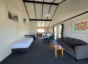Mountain View Two-bedroom Apartment | Living area | Flat-screen TV - Mountain View Motel, Taupo (Taupo)