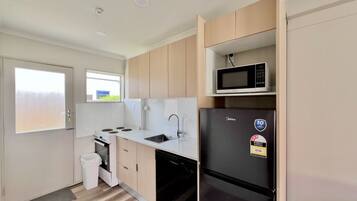 Suite estándar, 2 habitaciones, no fumadores (Ground Floor) | Cocina privada | Cafetera o tetera, hervidor eléctrico y mesa de comedor