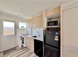 Suite estándar, 2 habitaciones, no fumadores (Ground Floor) | Cocina privada | Cafetera o tetera, hervidor eléctrico y mesa de comedor