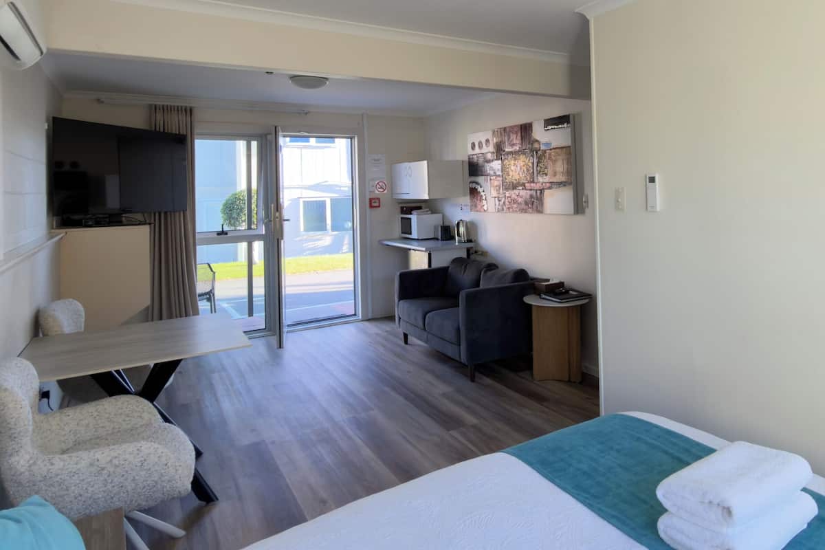 Queen Studio | Iron/ironing board, free WiFi, bed sheets