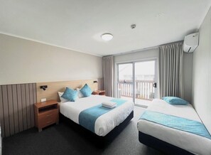 Apartment with Balcony | Bügeleisen/Bügelbrett, kostenloses WLAN, Bettwäsche