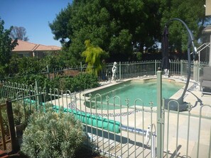 Piscine extérieure, chaises longues