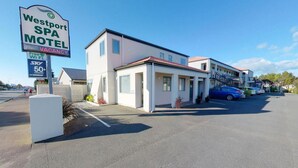 A Westport SPA MOTEL with a sign indicating vacancies. - Westport Spa Motel (Westport)