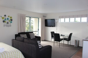 Suite estándar, 1 habitación, no fumadores, cocina básica (SPA BATH 1ST FL) | Ropa de cama de alta calidad y sistema de insonorización